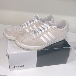 Good shape pink suede Adidas classic courtset sneakers